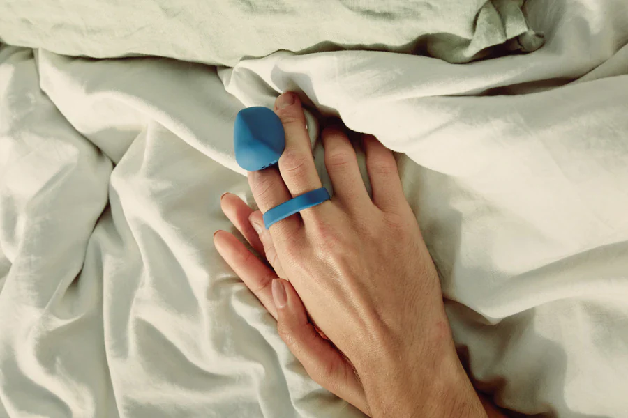 Dame Products Fin Flexible Finger Vibrator – Navy Blue – Image 3