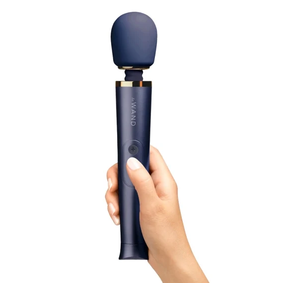 Le Wand Petite Rechargeable Wand Massager — Navy Blue – Image 7